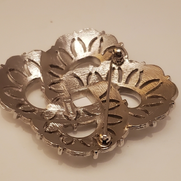 TRIFARI Double infinity symbols brooch pin, with textured and smooth finishes - Picture 5 of 16